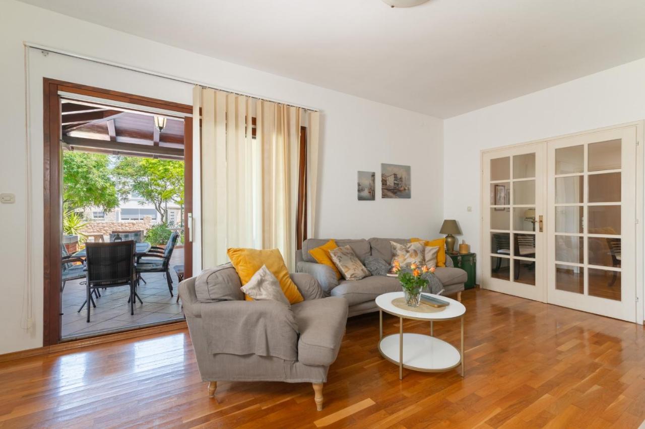 Apartments Rozelyn Углян Экстерьер фото