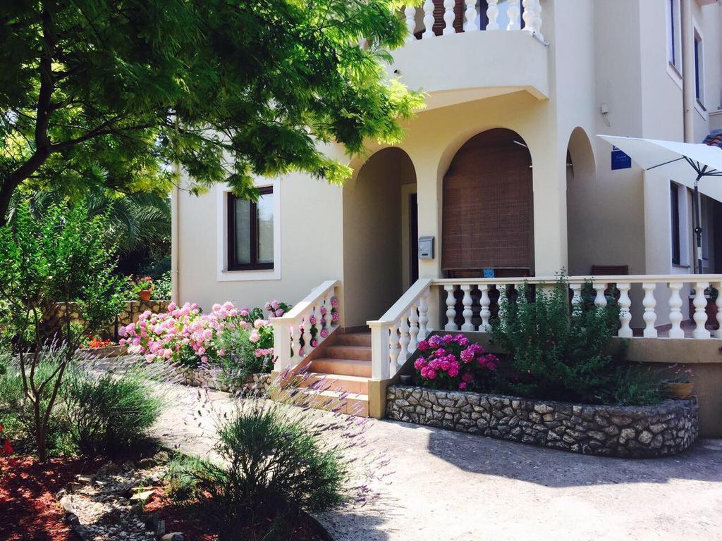Apartments Rozelyn Углян Экстерьер фото